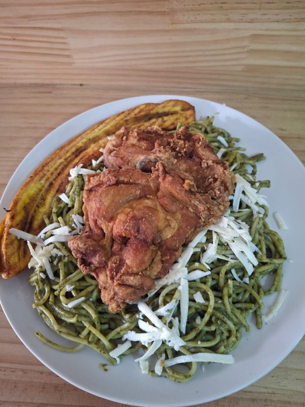 MenÃº tallarÃ­n verde c/pollo frito